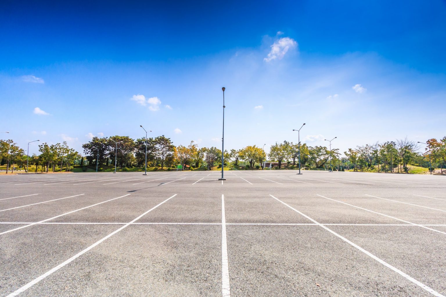 Empty lot. Пустая асфальтированная площадка. Пустая площадка для машин. Парковочная площадка. Пустая парковка в городе.